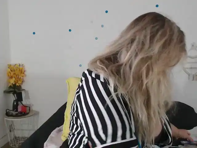 Juliafrancaise – Xlovecam Recorded Sex Show – 2026-04-22 03:03:44